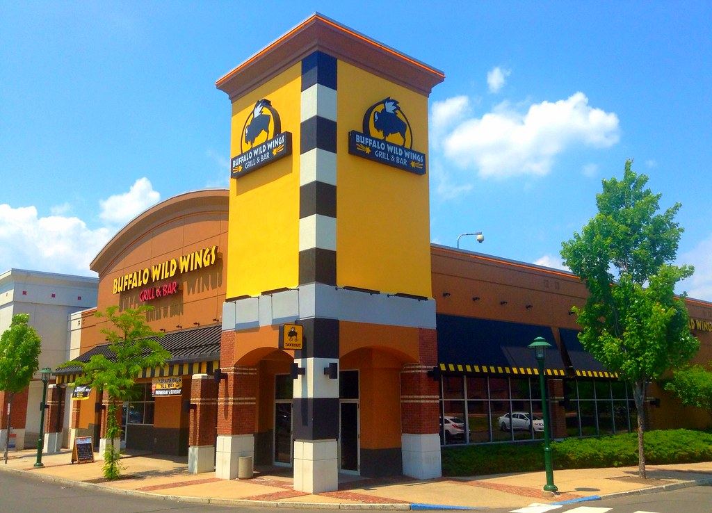 Façade avec tour jaune Buffalo Wild Wings